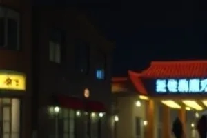《茶室四季》低照度室内画面，榻榻米纹理与粗陶釉面颗粒